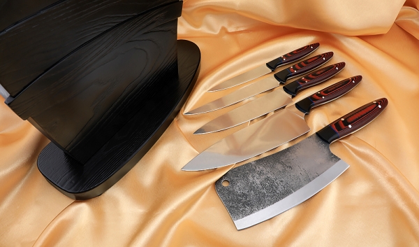 Подставка из венге с магнитными полосами, набором из 4 ножей и тяпки 95х18, микарта красная