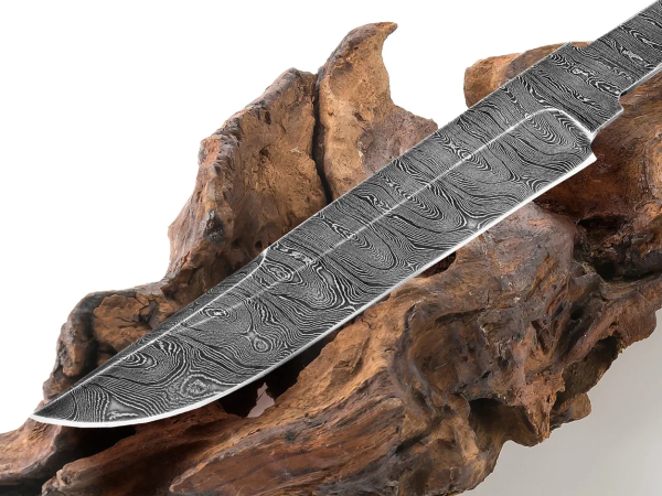 The blade of the Irbis Damascus
