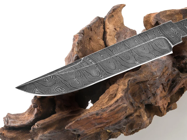 The blade of the Irbis Damascus