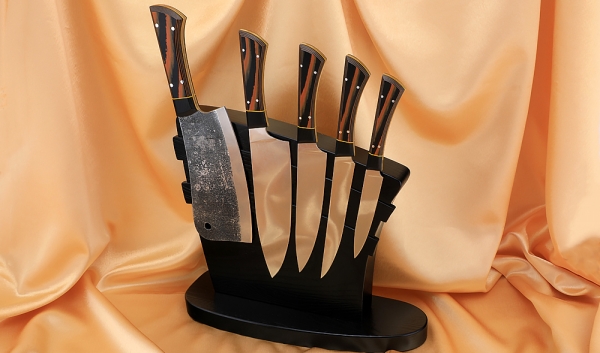 Подставка из венге с магнитными полосами, набором из 4 ножей и тяпки 95х18, G10 чернооранжевая