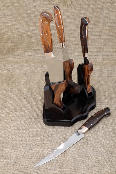 Набор из четырех ножей Шеф S390 рукоять железное дерево на подставке с откидными ложементами