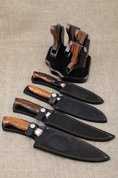 Набор из четырех ножей Шеф S390 рукоять железное дерево на подставке с откидными ложементами