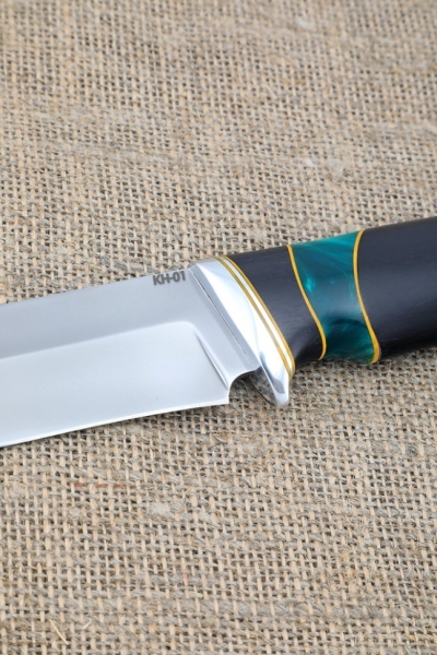 Нож Оса сталь КН-01, рукоять черный граб и акрил зеленый