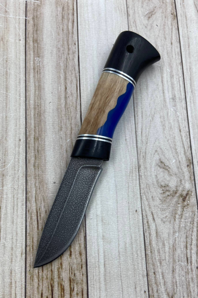 Нож "Малыш" сталь ХВ5, рукоять гибрид: черный граб, стабилизированная карельская береза янтарь и акрил синий (распродажа)