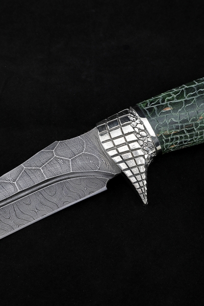 Нож Крокодил дамаск камень рукоять карельская береза резная зеленая мельхиор на подставке