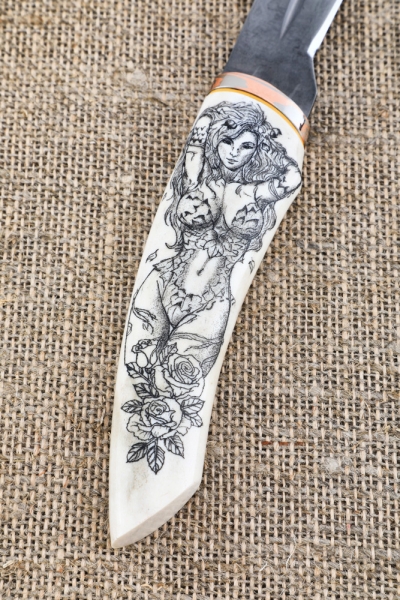 Нож Боец ламинация S 390 в  крученом дамаске, мокуме-гане рог лося, скримшоу на подставке