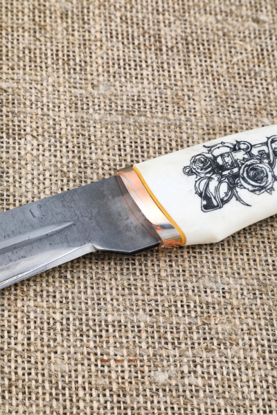 Нож Боец ламинация S 390 в  крученом дамаске, мокуме-гане рог лося, скримшоу на подставке