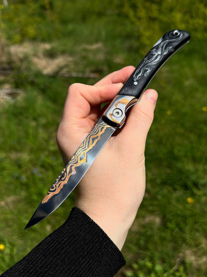 Авторский складной нож "Мексиканец" сталь ламинированный дамаск, накладки мокумэ-ганэ, акрил черный  со скримшоу 