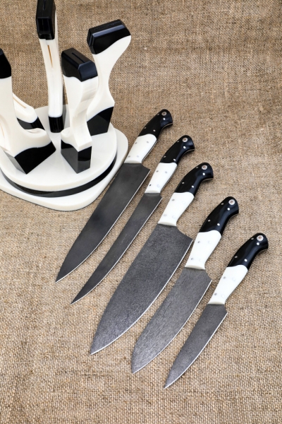 Set of 5 knives Chef, steel X12MF combined acrylic on a rotating stand